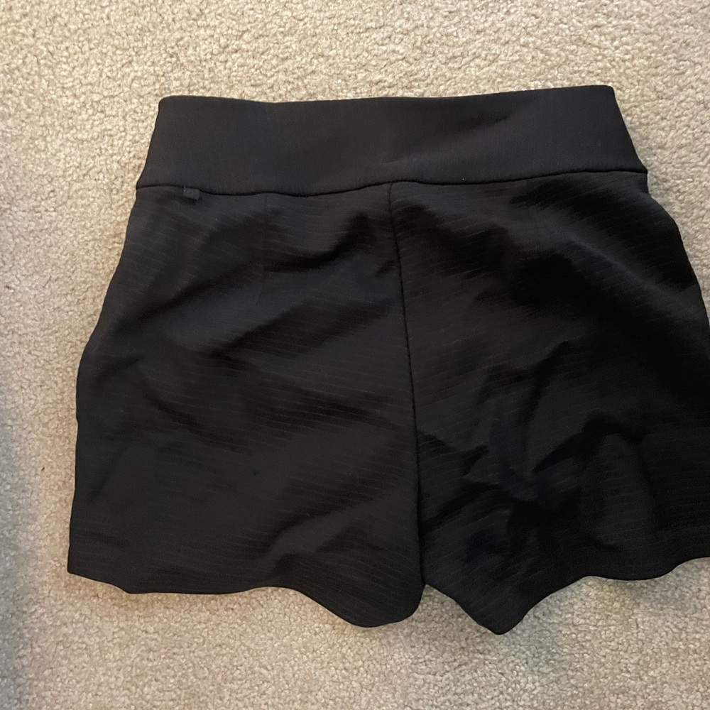 Lululemon size 4 Structured Short Black